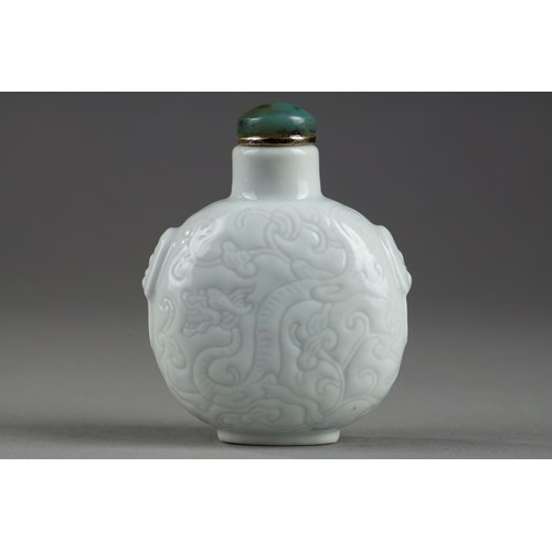 rare white porcelain snuff bottle decorated with dragons "shi".
masks with shoulders -mark trinket jade- china probably imperial kilns 1770/1820 -